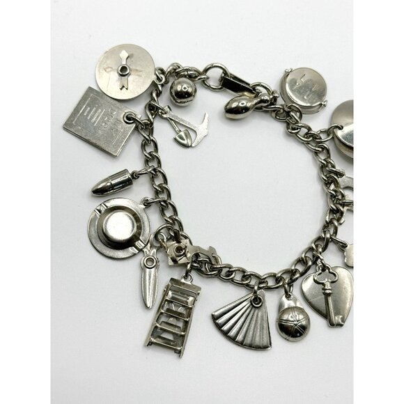 VINTAGE 1950'S 7" SILVERTONE METAL MECHANICAL CHARM BRACELET 18 CHARMS - Picture 4 of 6